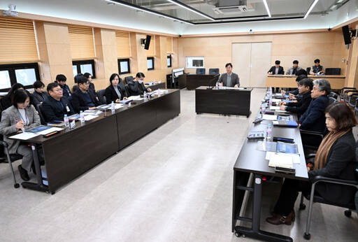 안산시가 회의실에서 3기 신도시인 장상 및 신길2 지구에 대한 생활SOC 등 복합시설 타당성 수립용역 최종 보고회를 열고 있다. 안산시 제공