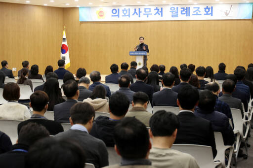 지난 6일 경기도의회 대회의실에서 열린 12월 월례조회에서 염종현 도의회 의장이 지방의회법 제정을 촉구하고 있다. 경기도의회 제공