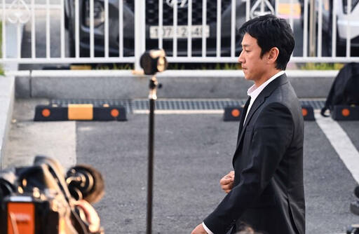 이선균씨가 지난 10월28일 오후 조사를 받기 위해 인천 남동구 논현경찰서에 들어서고 있다.경기일보 DB