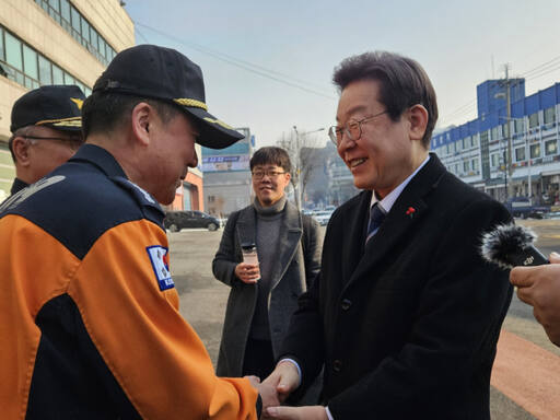 27일 인천 남동구 인천공단소방서에 더불어민주당 이재명 대표가 소방대원들을 만나 애로사항 등을 듣고 있다. 박귀빈기자