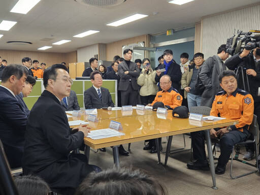 27일 인천 남동구 인천공단소방서에 더불어민주당 이재명 대표가 소방대원들을 만나 애로사항 등을 듣고 있다. 박귀빈기자