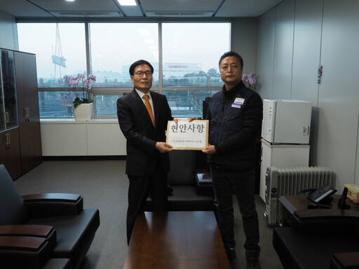 인천공항시설관리 노조가 지난 26일부터 임기를 시작한 문정욱 시설관리 신임 대표(왼)에게 현안사항을 전달하고 있다. 1958년생인 문 대표는 국가정보원 출신이다. 시설관리 노조 제공