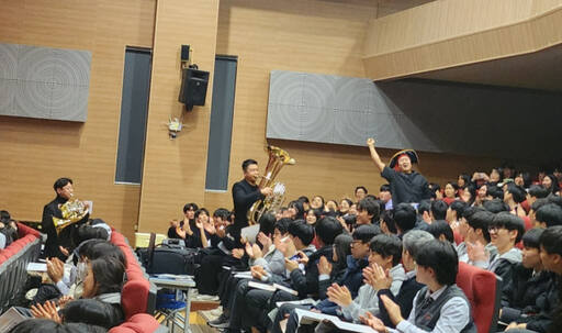 지난 27일 안산의 한국디지털미디어고등학교에서 열린 ‘제23회 성정청소년 열린음악회’에서 ‘라온브라스 앙상블’이 공연을 하고 있다. 김보람기자