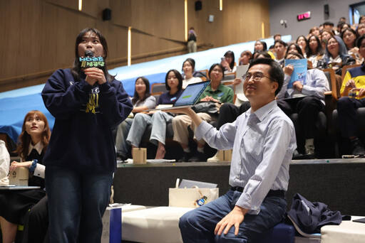 9월16일 경기도청에서 열린 경기청년 사다리 ‘성(장)·공(감)·담(화)’ 행사에 참가한 김동연 경기도지사. 경기도 제공