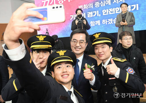 28일 오후 용인특례시 경기도소방학교에서 열린 '77기 경기도 신임 소방공무원 임용식'에 참석한 김동연 경기도지사가 신임 소방공무원들과 기념촬영을 하고 있다.조주현기자