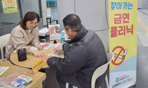 지난 9월 계양역에서 열린 찾아가는 이동금연클리닉에서 시민이 상담을 받고 있다. 계양구 제공