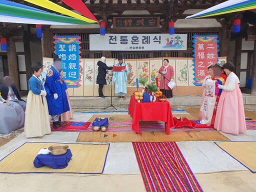 안성문화원에서 전통과 현대가 어우러진 혼례식에서 박석규 문화원장이 부부의 연을 알리는 고천문을 낭독하고 있다.-안성문화원 제공-