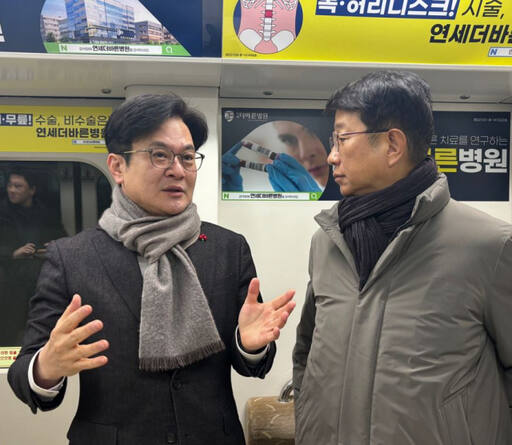 김포골드라인 열차에서 박상우 국토교통부장관과 김병수 김포시장이 대화를 나누고 있다. 김포시 제공