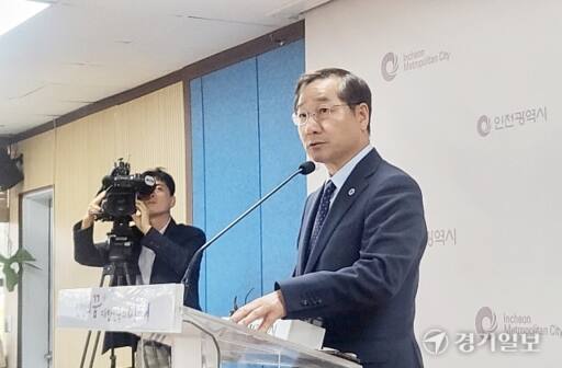유정복 인천시장이 지난달 6일 시청 브리핑룸에서 '김포시의 서울특별시 편입'에 대한 입장을 밝히고 있다. 경기일보 DB