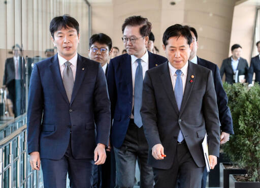 김주현 금융위원장(오른쪽), 이복현 금융감독원장(왼쪽), 강석훈 산업은행 회장(가운데) 등이 28일 오전 정부서울청사 별관에서 태영건설의 워크아웃 신청과 관련한 대응방안 브리핑을 하기 위해 이동하고 있다. 연합뉴스
