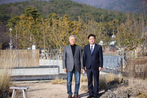 문재인 전 대통령과 염태영 경기도정 자문회의 의장이 28일 만나 기념촬영을 하고 있다. 염태영 전 경기도 경제부지사 제공