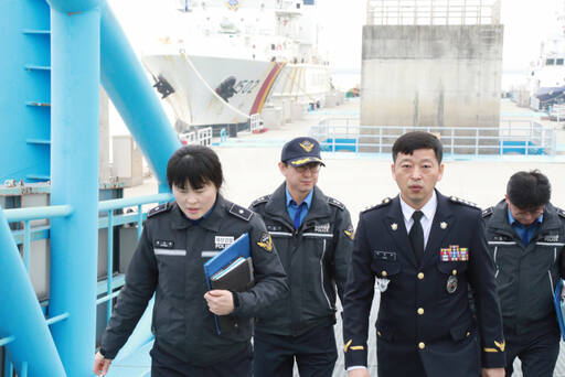 29일 최진모 제13대 평택해양경찰서장이 취임 후 평택해경 전용부두를 방문해 현장을 점검하고 있다. /평택해경 제공