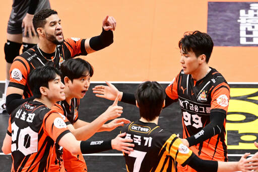 29일 안산 상록수체육관에서 열린 남자 프로배구 안산 OK금융그룹과 인천 대한항공의 경기에서 OK금융그룹 선수들이 득점에 성공한 후 환호하고 있다.KOVO 제공