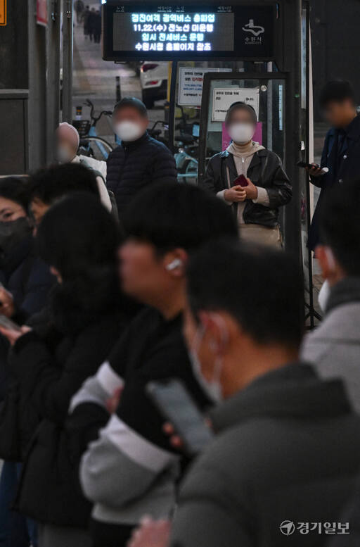 민주노총 공공운수노조 경기지부 경진여객지회가 총파업에 나선 지난달 22일 오전 수원특례시 팔달구 수원역 버스정류장에서 시민들이 줄지어 버스를 기다리고 있다. 경기일보DB