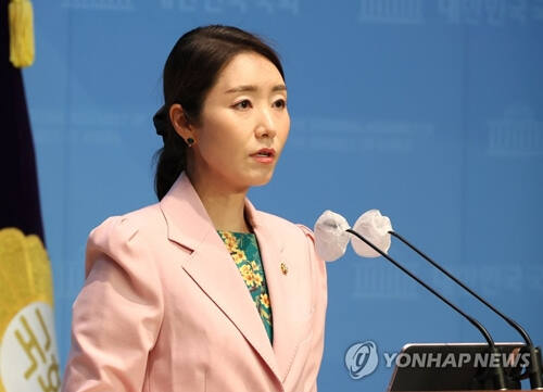 (서울=연합뉴스) 이정훈 기자 = 더불어민주당 강선우 대변인이 11일 오후 국회 소통관에서 브리핑을 하고 있다. 2023.6.11