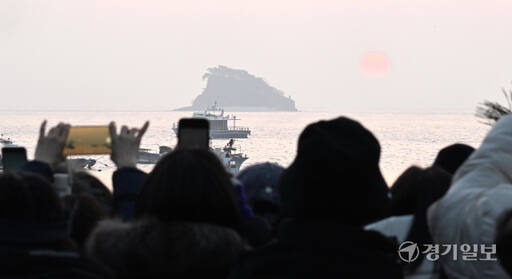 2024년 갑진년(甲辰年) 새해 첫날인 1일 오전 인천시 중구 거잠포 선착장 일대에서 시민들이 일출을 감상하고 있다.조병석기자