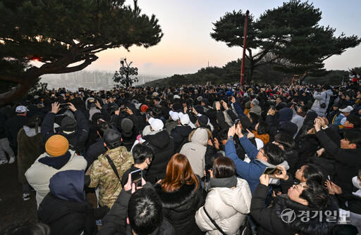 서장대에서 맞이한 새해 첫 일출[포토뉴스]