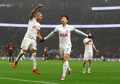 1일 오전(한국시간) 영국 런던 토트넘 홋스퍼 스타디움에서 열린 2023-2024 EPL 20라운드 본머스전서 후반 추가골을 넣은 토트넘의 손흥민이 세리머니를 펼치고 있다.로이터=연합뉴스