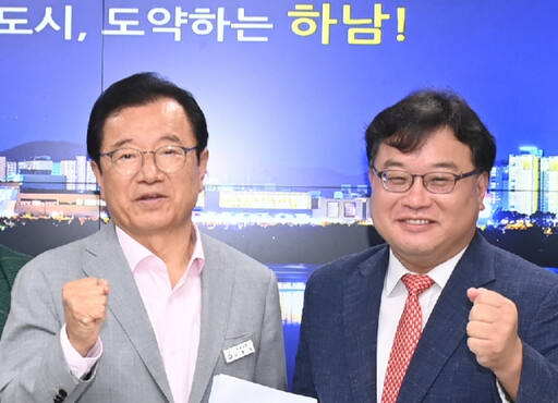 이현재 하남시장(왼쪽)이 김기윤 하남 감일‧위례 서울편입추진위위원장으로부터 서울편입 요구에 대한 주민의견을 담은 ‘서울편입 의견수렴 통지서’를 받은 뒤 기념촬영을 하고 있다. 하남시 제공