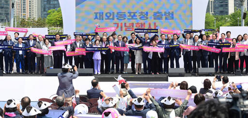 유정복 인천시장이 인천 연수구 센트럴파크 UN광장에서 열린 재외동포청 개청 기념행사에서 참석 내빈들과 기념촬영을 하고 있다. 인천시 제공