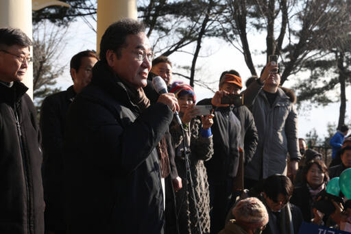 이낙연 전 더불어민주당 대표가 1일 오전 경기도 고양시 행주산성에서 지지자들의 질문에 답하고 있다. 연합뉴스