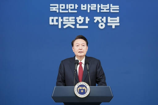 윤석열 대통령이 2024년 갑진년 새해 첫날인 1일 서울 용산 대통령실 청사에서 신년사를 발표하고 있다. 연합뉴스