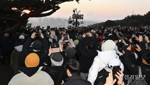 2024년 갑진년 청룡의 해가 밝아온 1일 오전 수원특례시 팔달구 서장대에 시민들이 새해의 첫 일출을 감상하고 있다. 홍기웅기자