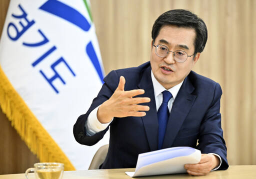 김동연 경기도지사가 도청 집무실에서 신년 인터뷰를 진행하고 있다. 홍기웅기자