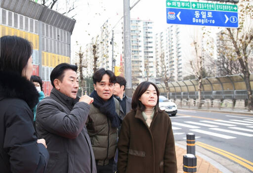 김동근 의정부시장이 의정부시 동일로 일원에서 학생들을 위한 안전한 통학로를 구축하기 위해 현장을 점검하고 있다. 의정부시 제공