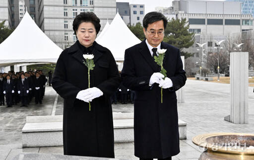 김동연 도지사, 수원현충탑을 찾아 참배 [포토뉴스]