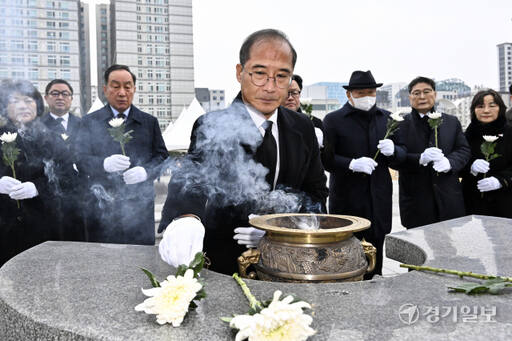 김동연 도지사, 수원현충탑을 찾아 참배 [포토뉴스]