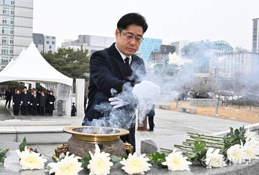 김동연 도지사, 수원현충탑을 찾아 참배 [포토뉴스]