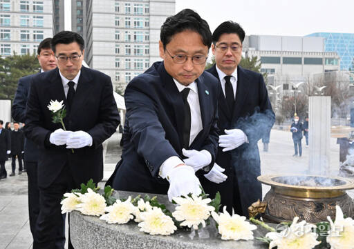 김동연 도지사, 수원현충탑을 찾아 참배 [포토뉴스]