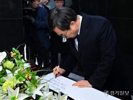 김동연 도지사, 수원현충탑을 찾아 참배 [포토뉴스]