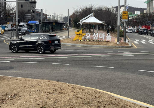 2일 오후 2시9분께 인천 계양구 봉오대로 끊긴 숲길 사이를 차량이 지나치고 있다. 김샛별기자