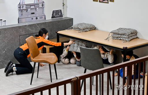지난 1일 일본 도야마현에서 규모 7.4의 지진이 발생한 가운데 2일 오후 경기도 국민안전체험관에서 어린이들이 지진 대피요령을 교육받고 있다. 윤원규기자