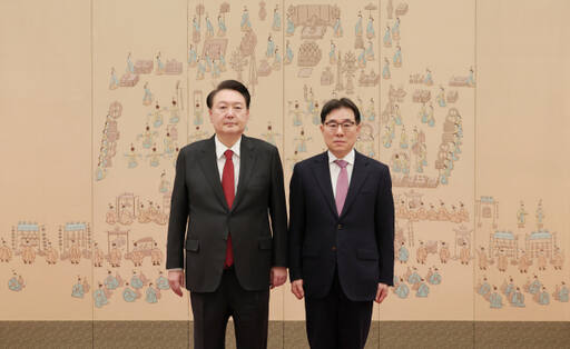 윤석열 대통령이 2일 서울 용산 대통령실 청사에서 임종인 사이버 특보에게 임명장을 수여하고 기념촬영을 하고 있다. 연합뉴스