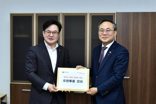 김병수 김포시장이 고기동 행정안전부 차관에게 주민투표 건의서를 전달하고 있다. 김포시 제공