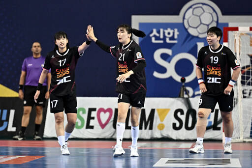 2023-2024 H리그 여자부 우승을 노리는 광명 SK 슈가글라이더즈. 사진은 지난해 11월 11일 부산시설공단과의 개막전서 SK 슈글즈 선수들이 화이팅을 외치고 있다.한국핸드볼연맹 제공