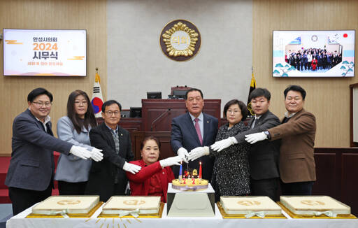 안성시의회 안정열 의장과 정토근 부의장 등 시의원 전원이 갑진년 새해를 맞아 시무식을 열고 시민의 행복을 위해 의정활동을 펼칠 것을 다짐했다. 안성시의회 제공