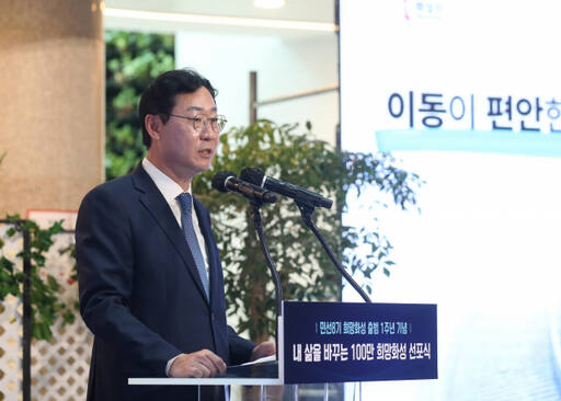 지난해 6월 시청로비에서 열린 ‘내 삶을 바꾸는 100만 희망화성 선포식’에서 정명근 화성시장이 비전을 설명하고 있다. 화성시제공