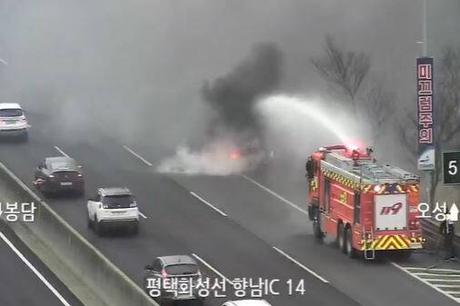 3일 오전 9시께 화성시 정남면 평택화성고속도로 평택방향에서 운행 중이던 승용차에 화재가 발생했다. 경기도 소방재난본부 제공