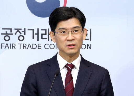 김정기 공정거래위원회 시장감시국장이 3일 오전 정부세종청사 공정거래위원회 브리핑룸에서 온라인 게임 서비스 업체인 ㈜넥슨코리아가 온라인 PC 게임인 '메이플스토리' 및 '버블 파이터' 내에서 판매하는 '확률형 아이템'의 확률을 소비자에게 불리하게 변경하고도 알리지 않고 거짓으로 알린 행위에 대해 시정명령과 과징금 116억원(잠정)을 부과하기로 결정했다고 밝히고 있다. 연합뉴스