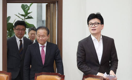 국민의힘 한동훈 비상대책위원장과 윤재옥 원내대표 등이 3일 국회에서 열리는 비대위 회의에 입장하고 있다. 연합뉴스
