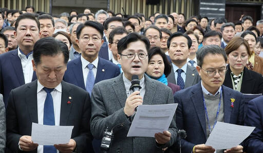 더불어민주당 홍익표 원내대표가 3일 오전 국회에서 비공개 비상의원총회를 마치며 당 대표 피습과 관련해 입장문을 발표하고 있다. 연합뉴스