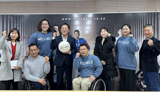 이상창 경기지방중소벤처기업청 청장(좌측 네번째)이 3일 '강한소상공인' (주)웰에이블 관계자들과 단체사진을 촬영하고 있다. 경기중기청 제공