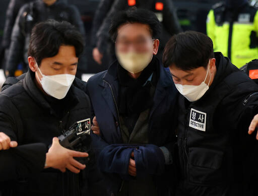 더불어민주당 이재명 대표를 흉기로 습격한 김모씨가 지난 2일 부산 연제구 부산경찰청으로 압송되는 모습. 연합뉴스