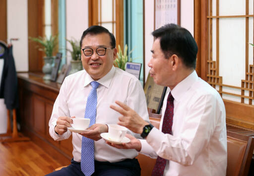 김진표 국회의장(오른쪽)과 조경호 비서실장이 담소를 나누고 있다. 국회의장 비서실 제공
