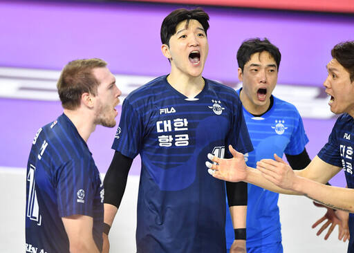 후반기 반등이 필요한 대한항공은 ‘전력 핵심’ 정지석(가운데)의 컨디션 회복이 시급한 상황이다.KOVO 제공