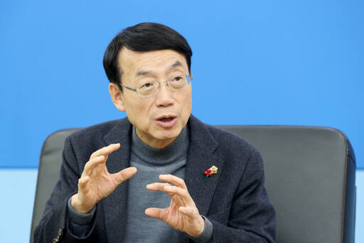 허식 인천시의회 의장이 2024년 새해를 맞아 열린 의정에 대해 설명하고 있다. 인천시의회 제공